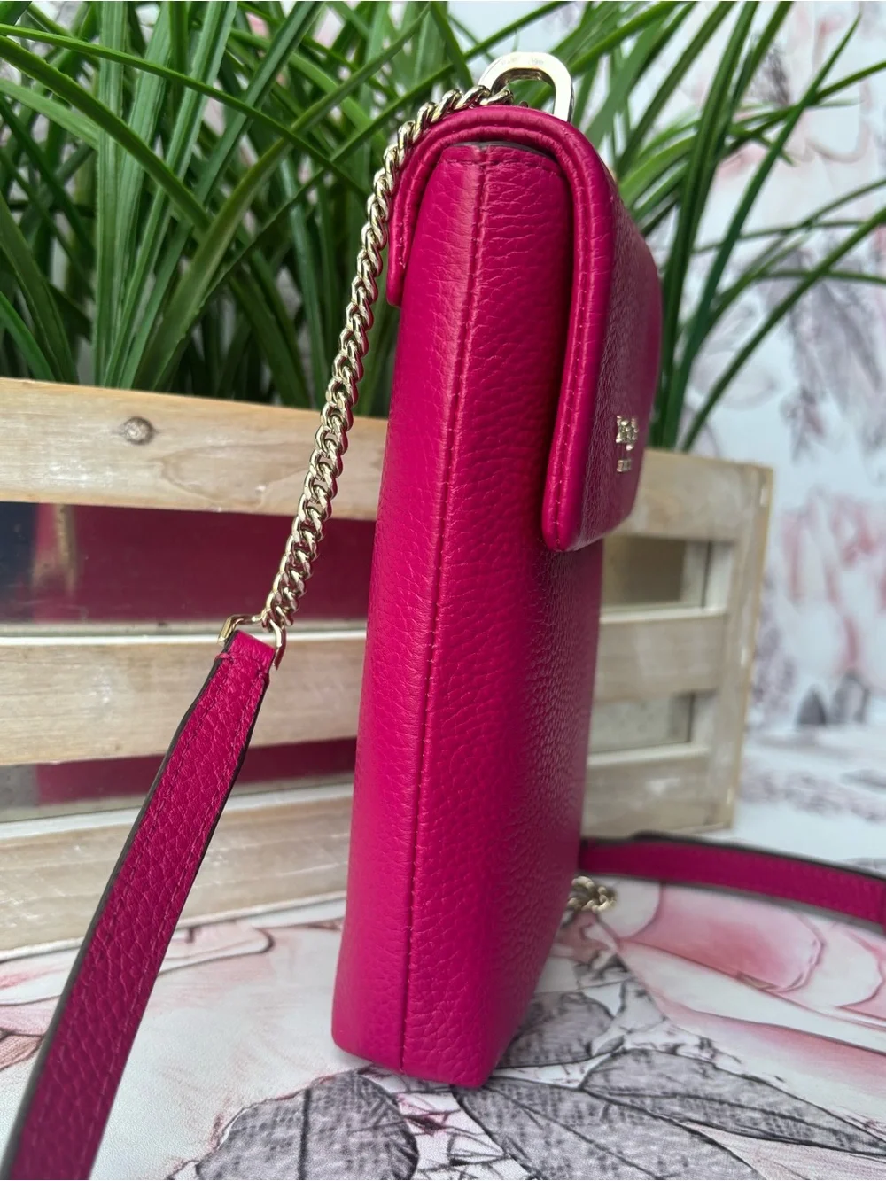 LIKE NEW Kate Spade Pebbled Leather Crossbody in Hot Pink with Gold Chain